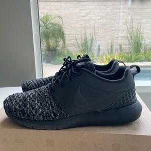 Nike Roshe Run Flyknit PRM black Sz US 10 limited edition